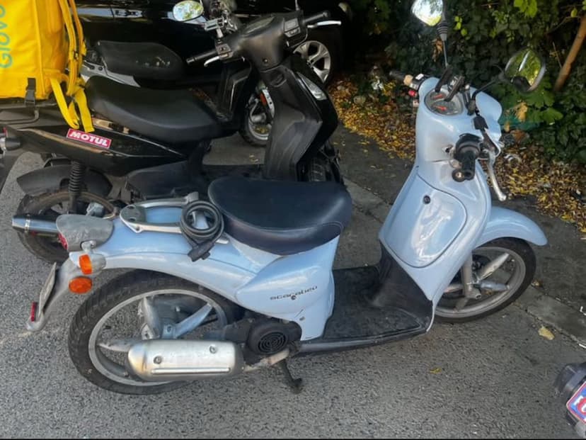 Scuter Aprilia Scarabeo