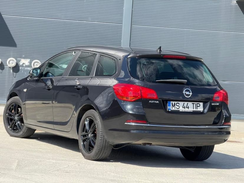 De vanzare Opel Astra J 2016/Schimb cu masina mai inalta sau offroad