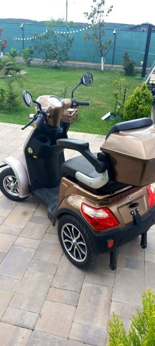 Scuter electric cu 4 roti/scuter persoane cu dizabilități