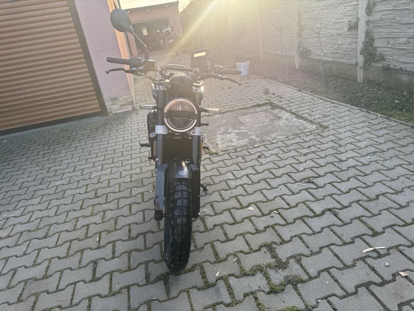 Vand motocicleta A1 husqvarna svartpilen 125