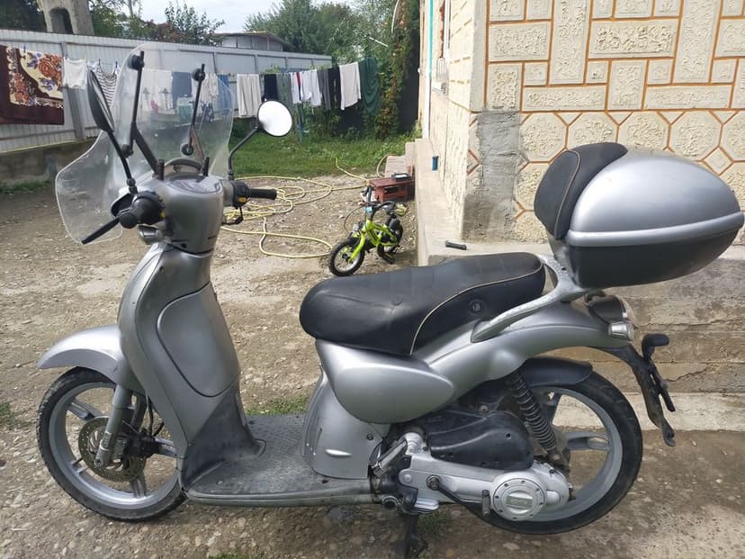 Vând scuter Aprilia Scarabeo