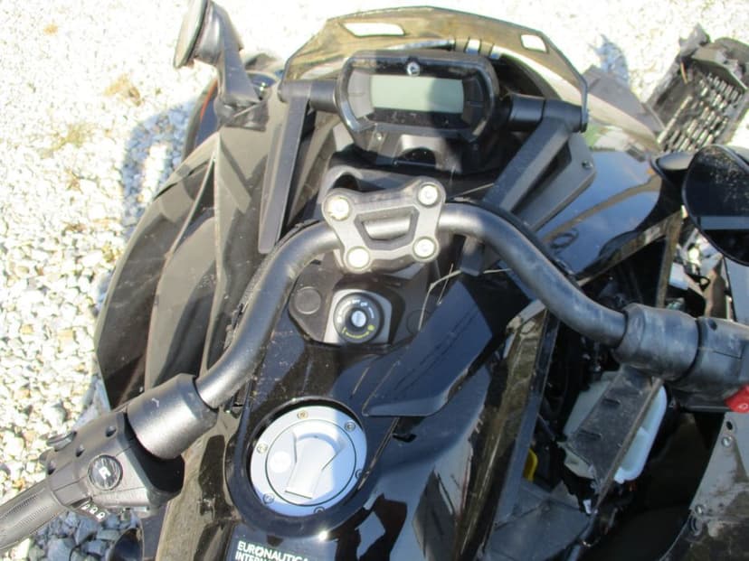 Can Am Spyder lovit inmatriculat