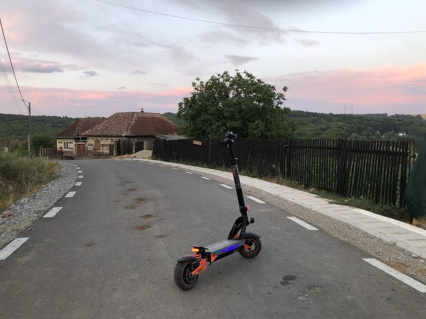 Vând trotineta electrica kamikazek1plus  ca si noua merge toate pe ea