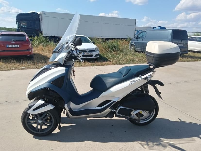 Scuter categoria B 3 roti piaggio mp 3oo cc .  2013 injectie