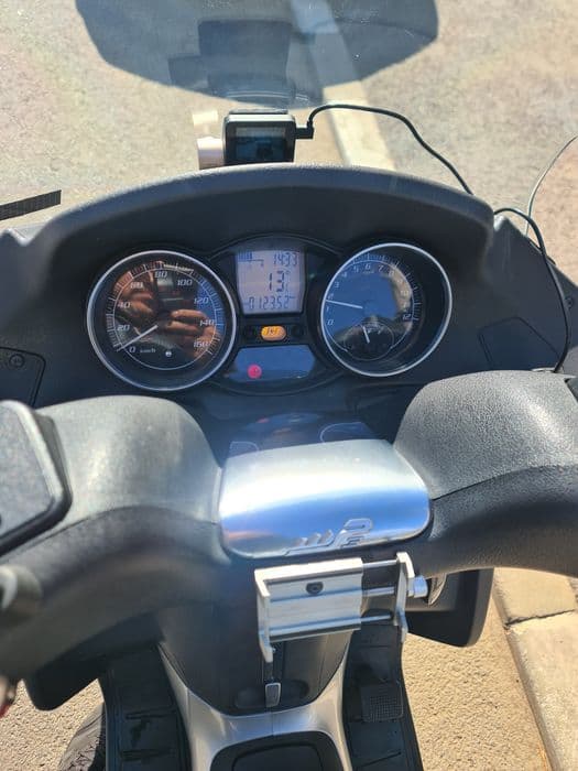 Piaggio mp3 250i se conduce cu B