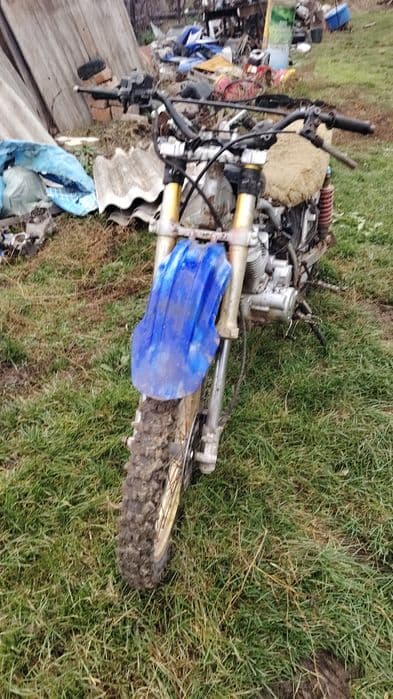 Vând cross de 250 cc cu 5 trepte .Preț 29 de milioane