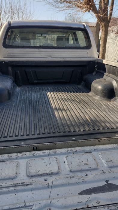 Vând Toyota Hilux 8500e negociabil, 4x4, motor de 3000cc, cutie manual