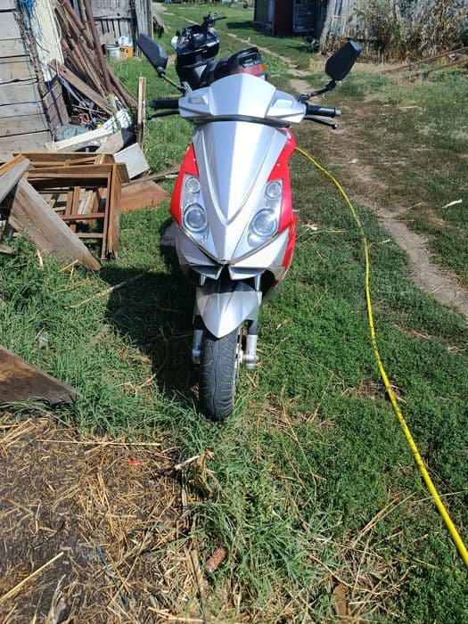 De vânzare 2 scutere