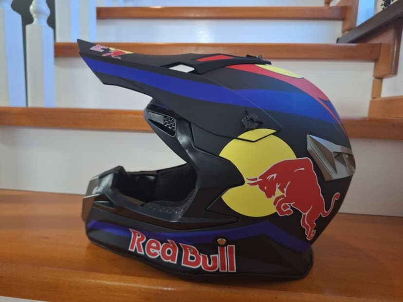 Cască Enduro Red Bull disponibil  M - L  - XL - XXL