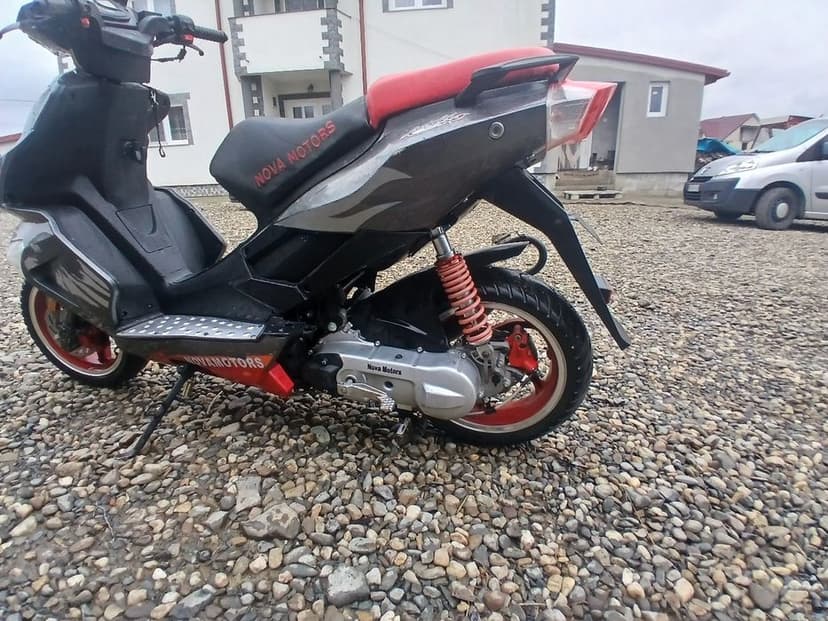 Scuter de vânzare de 49cc , fac si schimb pe atv si pun diferenta