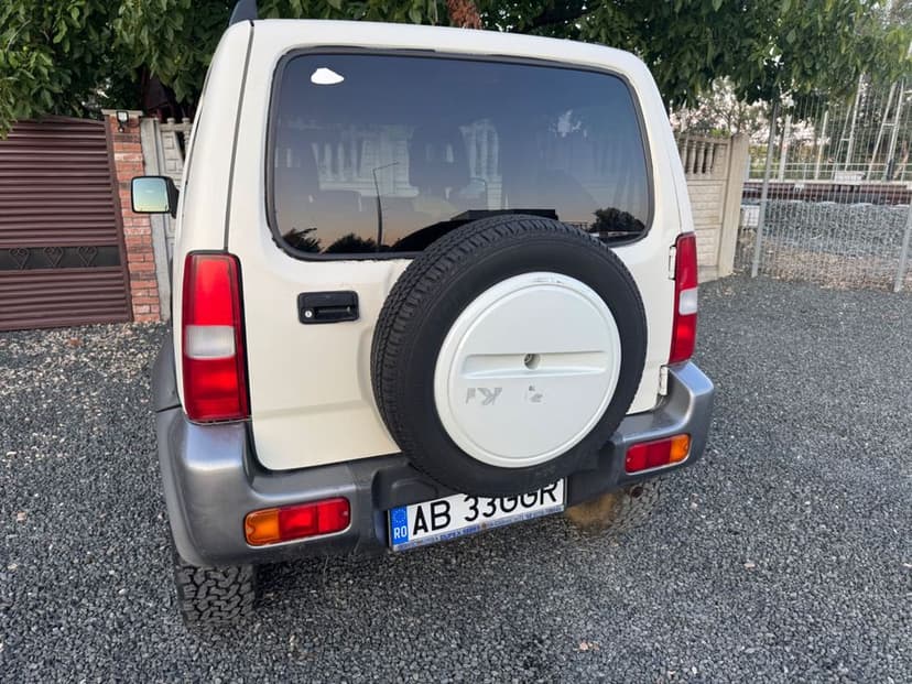 Suzuki Jimny, motor 1.3,an fabricație 2011, 272000 km, TVA deductibil.