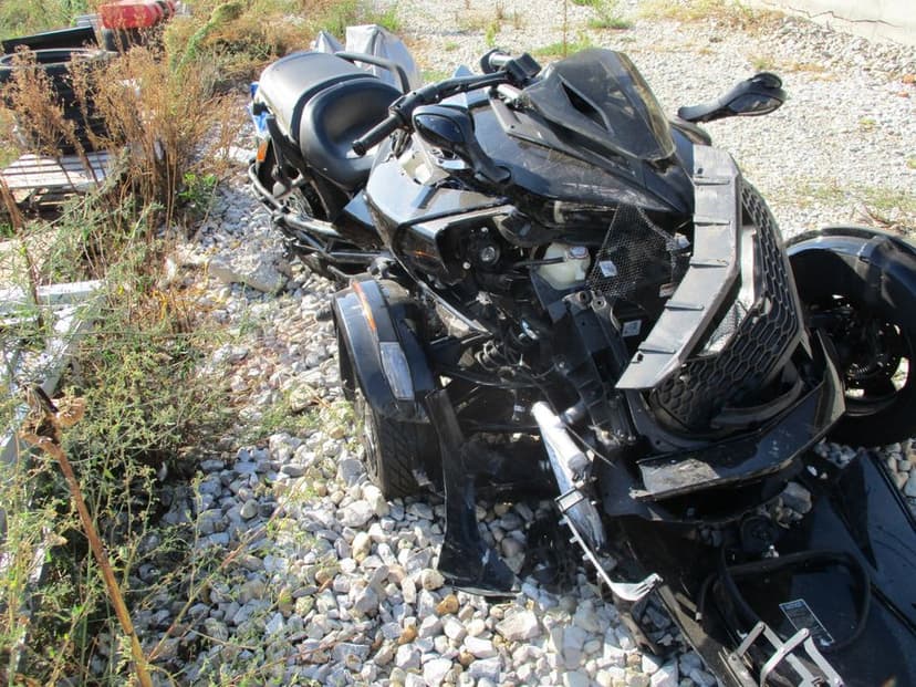 Can Am Spyder lovit inmatriculat