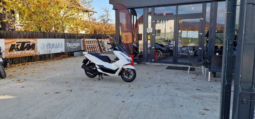 Honda PCX 125 model 2025 nou-se conduce cu B - livrare stoc EST BIKE