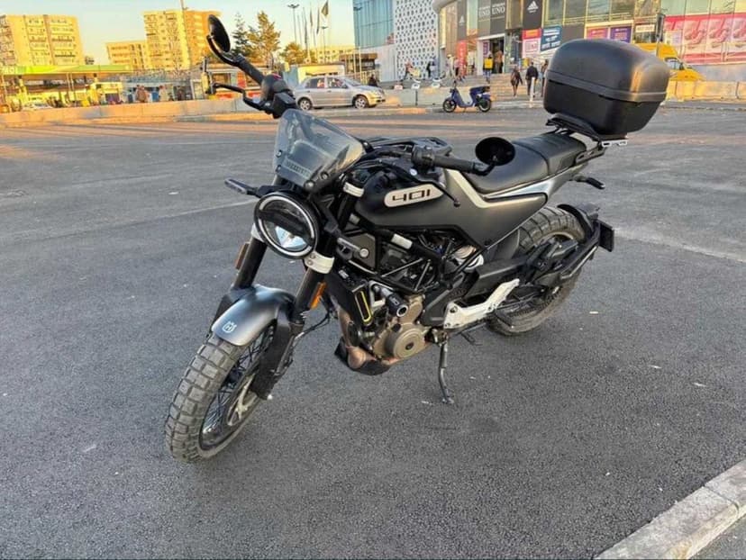 Husqvarna Svartpilen 401 pentru cat. A2