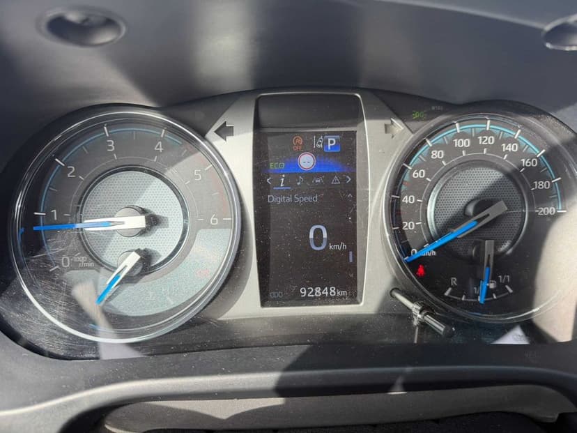 Vand TOYOTA HILUX 2.8 4x4 Invincible – 204 HP