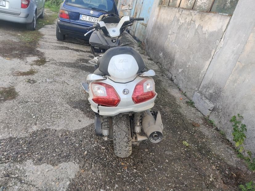 Vând scuter sym  avariat