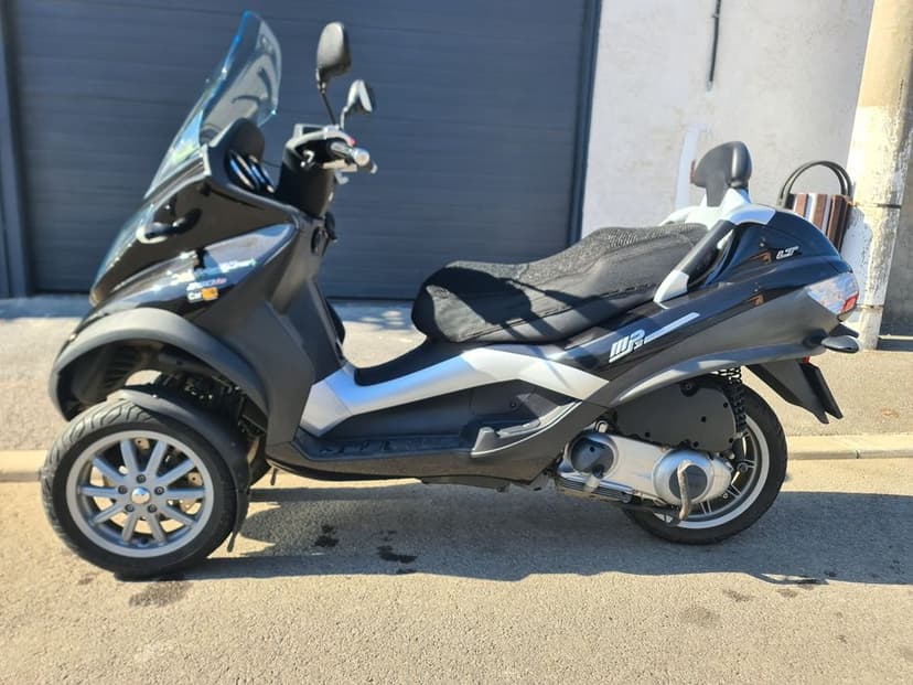 Piaggio mp3 250i se conduce cu B