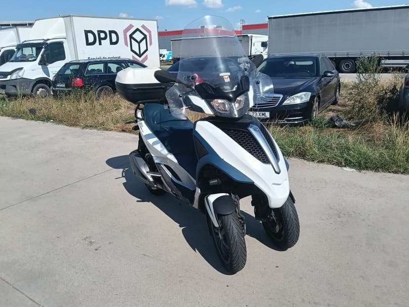 Scuter categoria B 3 roti piaggio mp 3oo cc .  2013 injectie