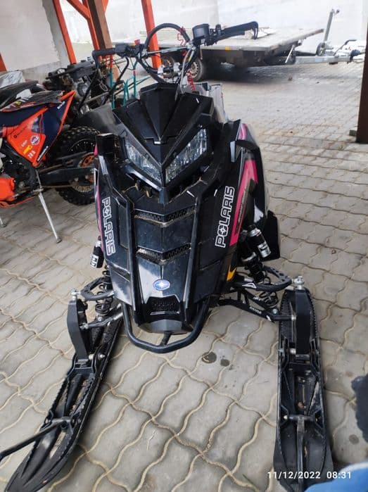 snowmobil poláris skidoo