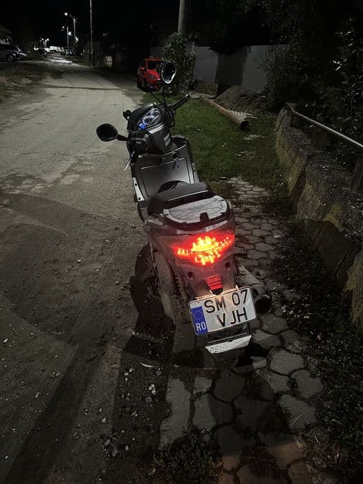 Vand scuter sau scimb cu cross.