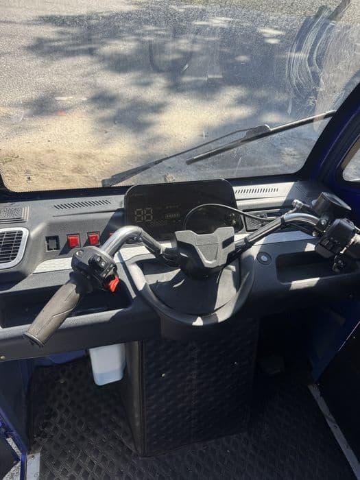 Triciclu electric cu cabină închisă