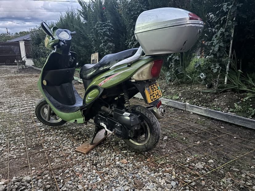 Vand scuter in stare bun