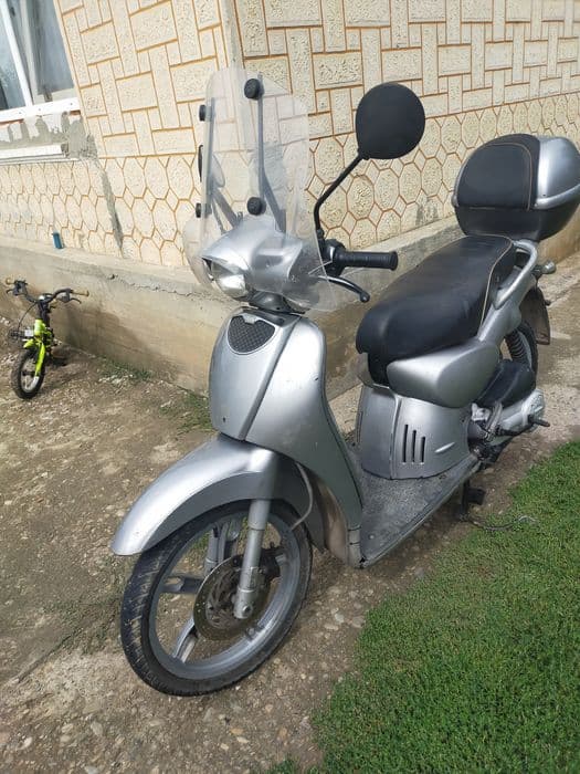 Vând scuter Aprilia Scarabeo