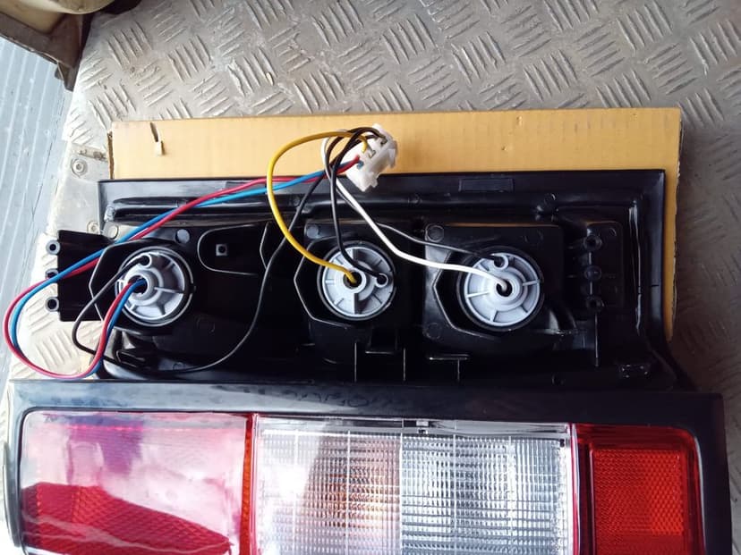 Lampa stop far spate nissan navara de la an 1998 la an 2010  stop nou