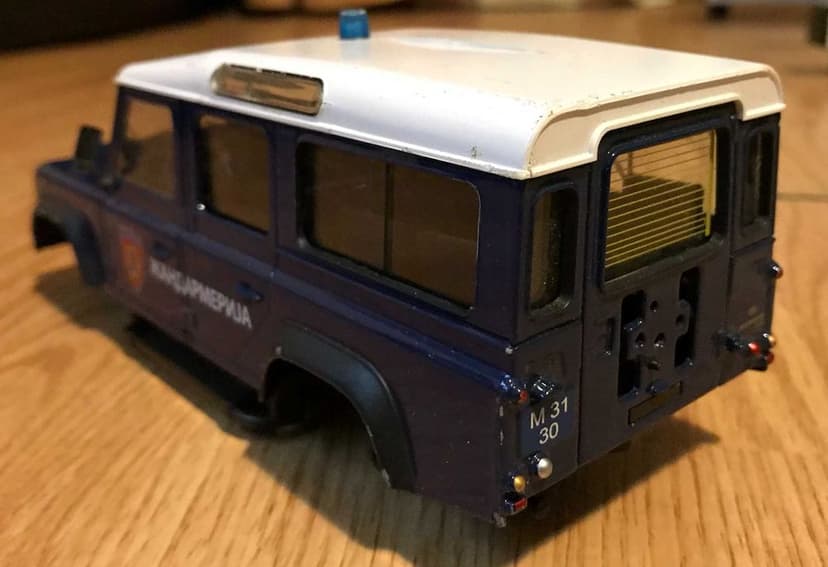 Macheta Land Rover Defender 1 24 Jandarmerija pentru piese proiect