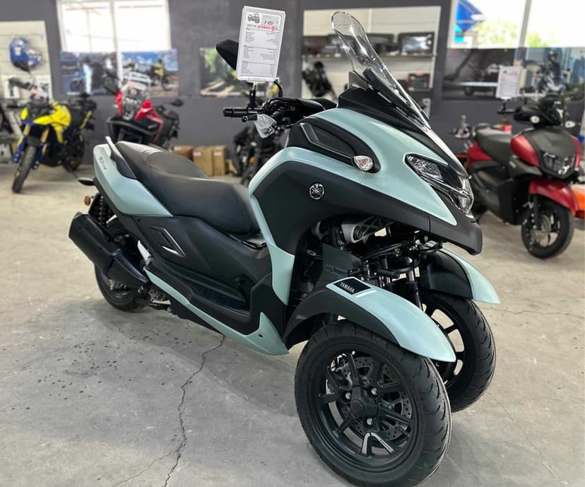 Yamaha Tricity 300 - se conduce cu B Yamaha Constanta by EST BIKE