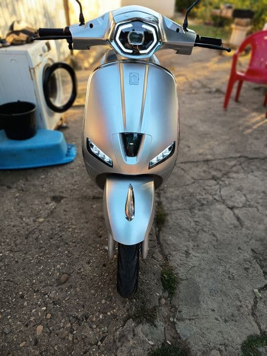 Scuter electric motor 1000 w,este nou  doar 53 km parcurși fuge 55 km