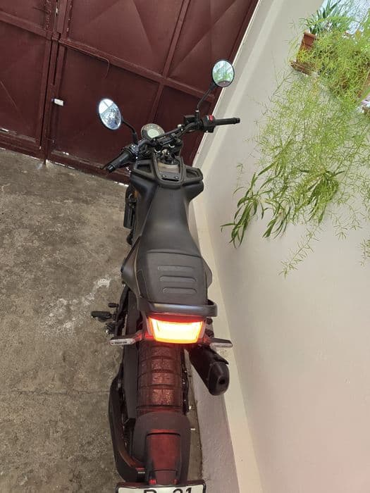 Husqvarna svartpilen 401 (ca noua)