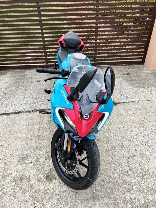 CFMOTO 300SR motocicleta