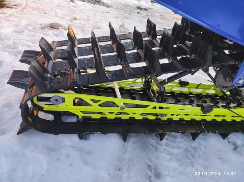 snowmobil poláris skidoo