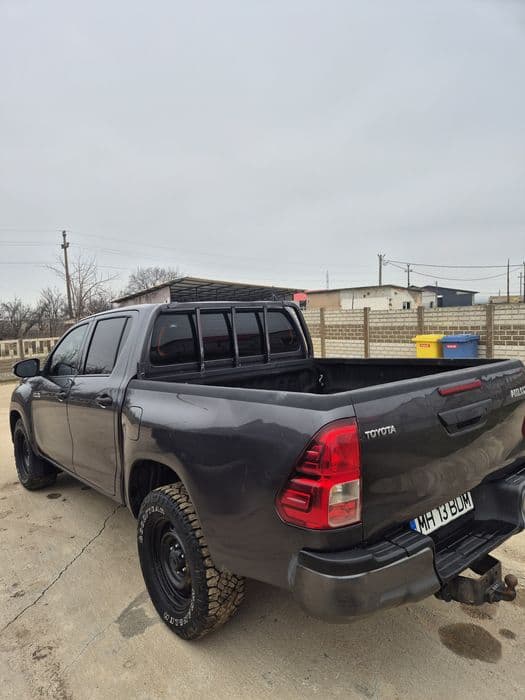 Toyota  Hilux .2buc. Identice