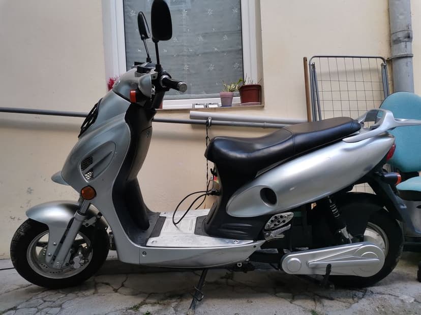 Scuter electric cu baterie defecta