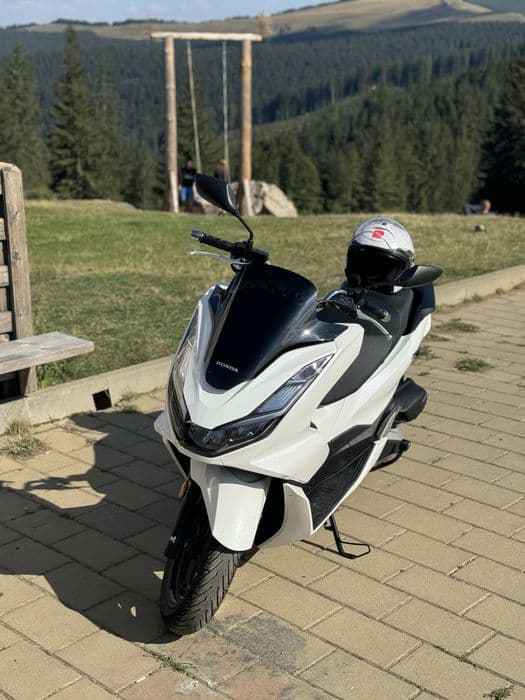 Scuter Honda PCX 125 2024 cu 1100km