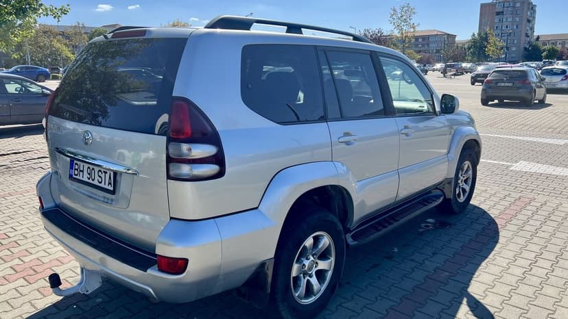 TOYOTA LAND CRUISER 3.0 D-4D 8 locuri echipare full-option