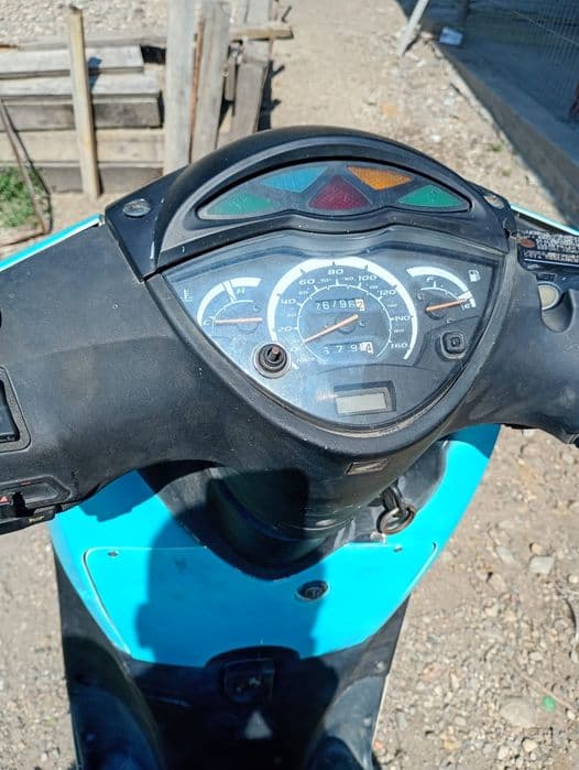 Vând sau schimb scuter 125 honda sh pe injecție