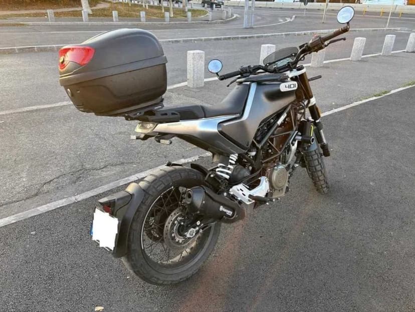 Husqvarna Svartpilen 401 pentru cat. A2