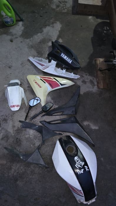 Vând piese yamaha yzf r125 gen1, sau toate piesele la 1000 lei!