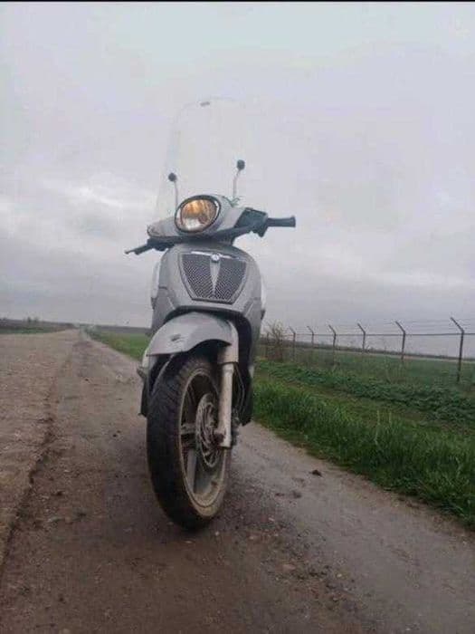Vând scuter Aprilia scarabeo