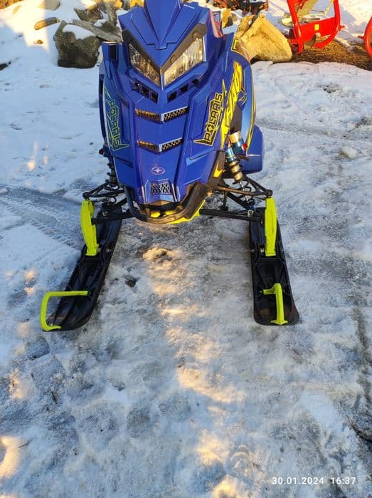 snowmobil poláris skidoo