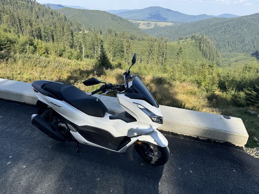 Scuter Honda PCX 125 2024 cu 1100km