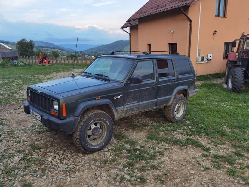 Vând Jeep Cherokee