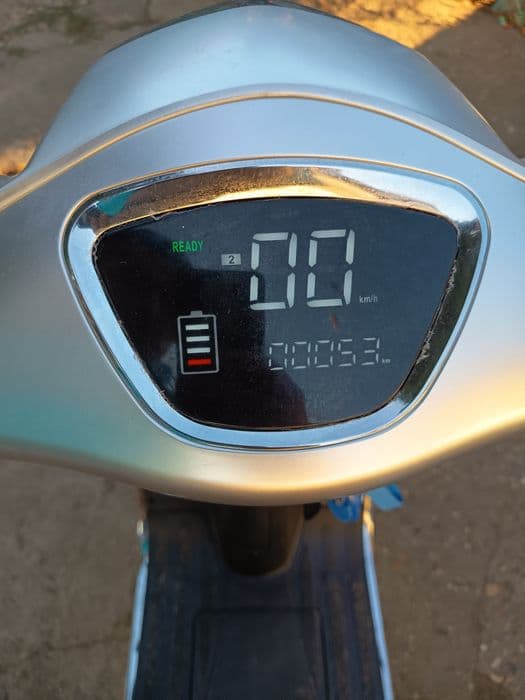 Scuter electric motor 1000 w,este nou  doar 53 km parcurși fuge 55 km