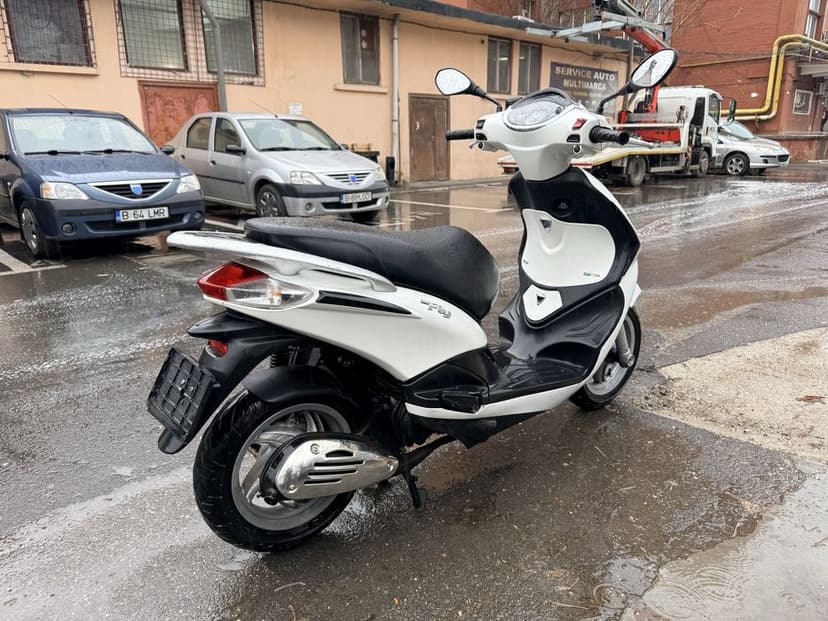 Piaggio New Fly - 25km/h - FARA PERMIS