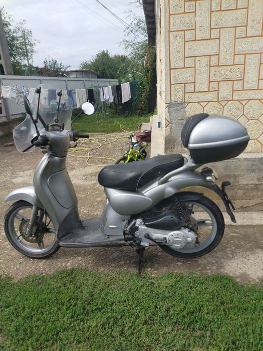 Vând scuter Aprilia Scarabeo