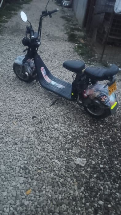 Scuter electric cu 2 locuri