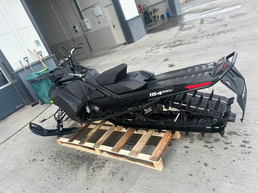 Vand snowmobil Ski-Doo Summit X 850